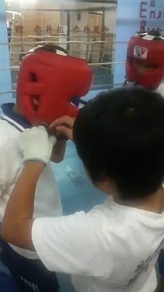 スパーの準備をするキッズボクサー