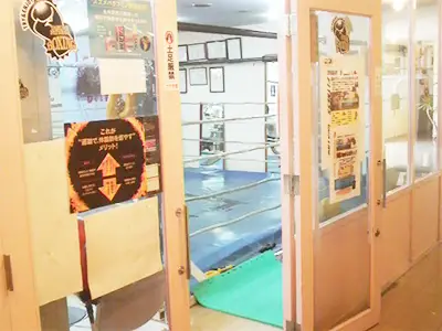 エレベーターを降りて5歩進んだ様子