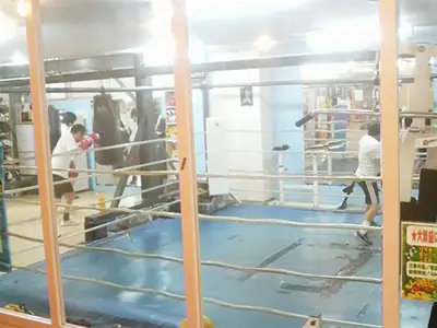 通路から見たジム内